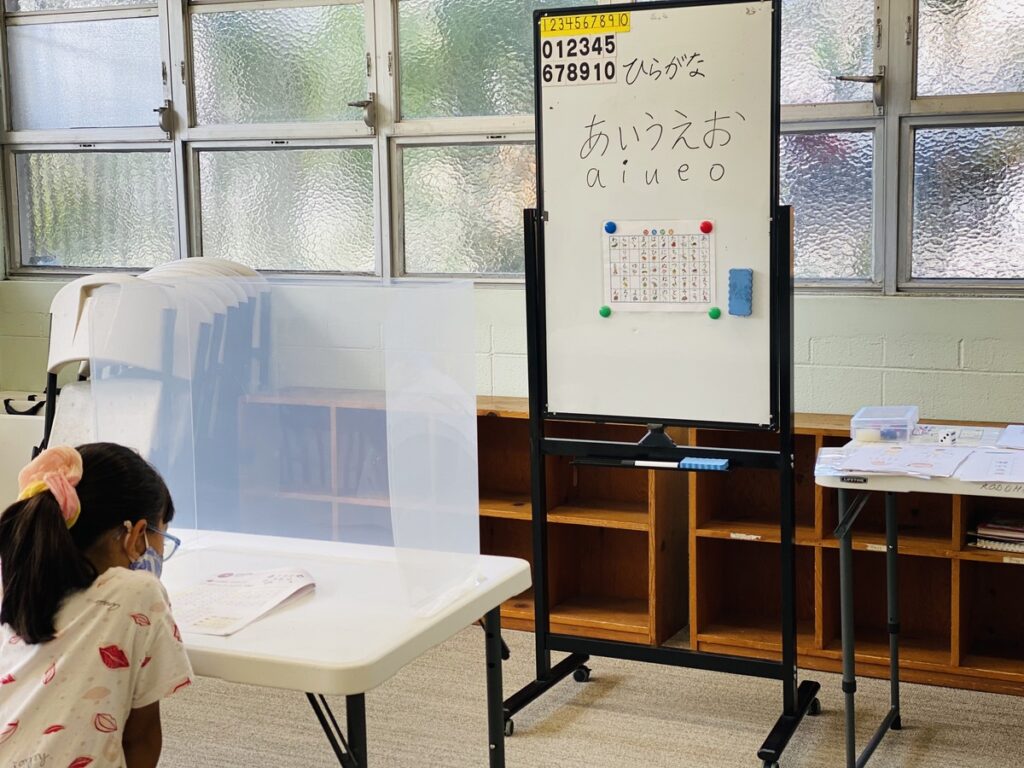 JFLクラスの教室で児童がプリント学習に取り組む