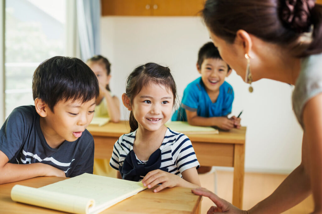 日本語の年長クラスを受ける子どもたちの様子