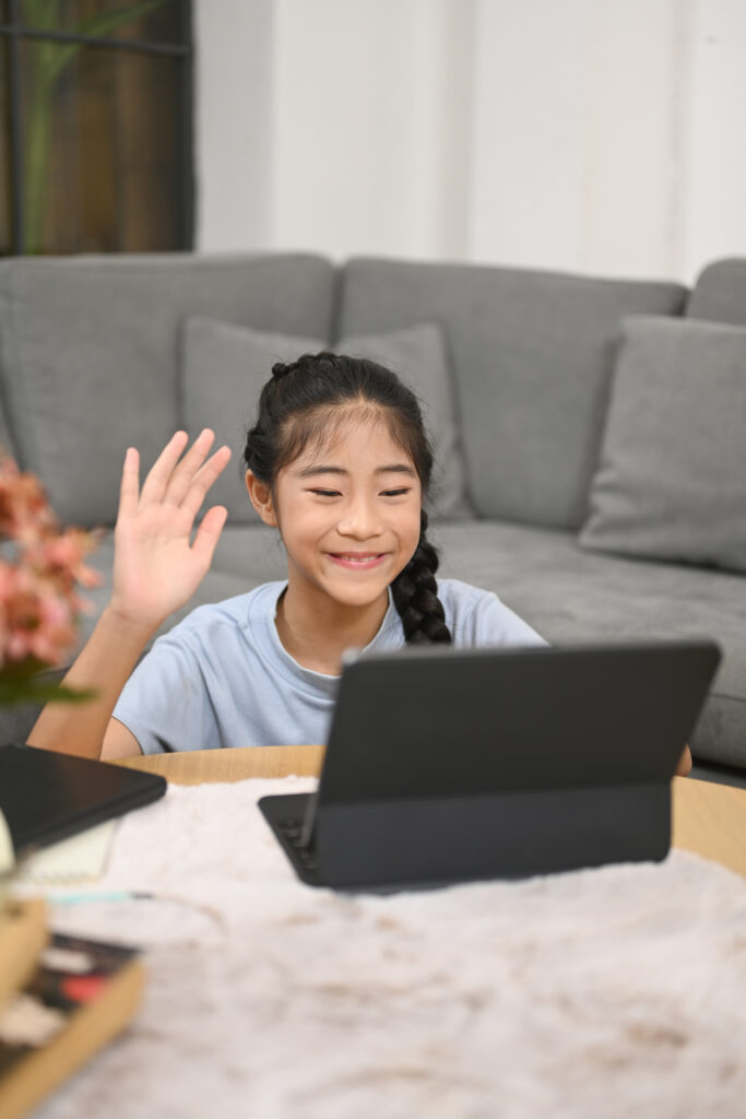 日本語のオンラインマンツーマンクラスを受ける子供