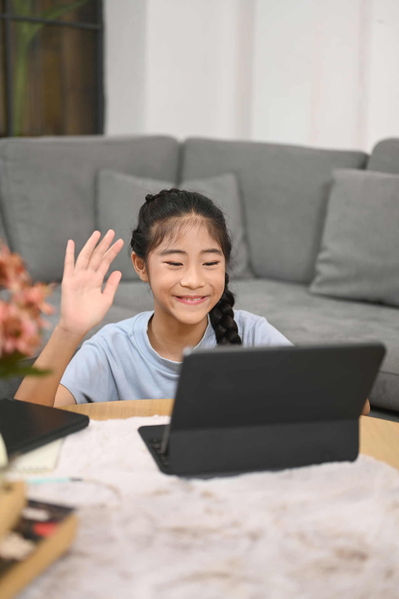 日本語のオンラインマンツーマンクラスを受ける子供