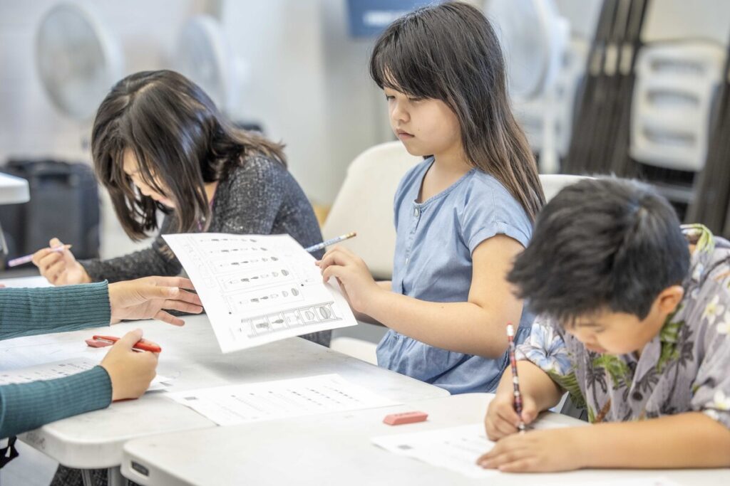 日本語の小学生クラスを受ける子どもたちの様子