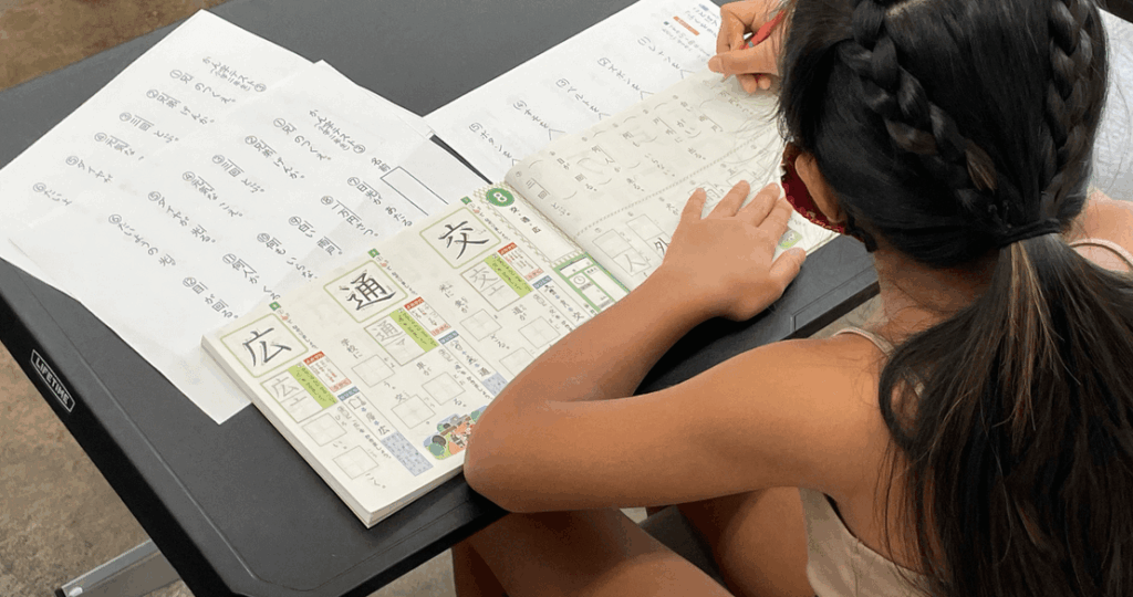 漢字検定の練習プリントに取り組む児童—毎週水曜の対策授業の学習風景