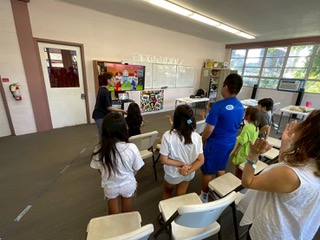 ハワイのこども学習教室と日本のHOPPA保育園の子どもたちがオンラインで交流している様子