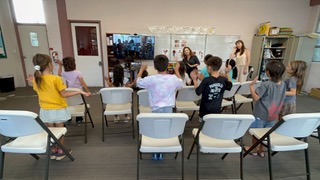 ハワイ日本語教室による第3回オンラインレッスンで楽しく歌を歌うの子どもたちの様子